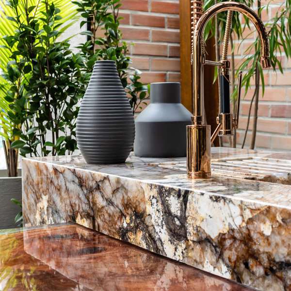 <h3 style="text-align: justify;"><strong>SPLENDOUR GOLD</strong></h3>
<p style="text-align: justify;">Là một loại đá Granite vàng được khai thác ở Brazil.</p>
<p style="text-align: justify;">Trải qua hàng triệu năm, sắt và các khoáng chất khác bị oxy hóa tạo nên các vân màu vàng bao bọc lấy màu đen và trắng, tạo nên sự kết hợi hùng vĩ và sang trọng.</p>
<p style="text-align: justify;">Ứng dụng của Splendour Gold vào các hạng mục như: Mặt bàn, tượng đài, khảm, ngoại thất - tường và sàn ứng dụng, đài phun nước, hồ bơi và tường chịu lực.</p>
