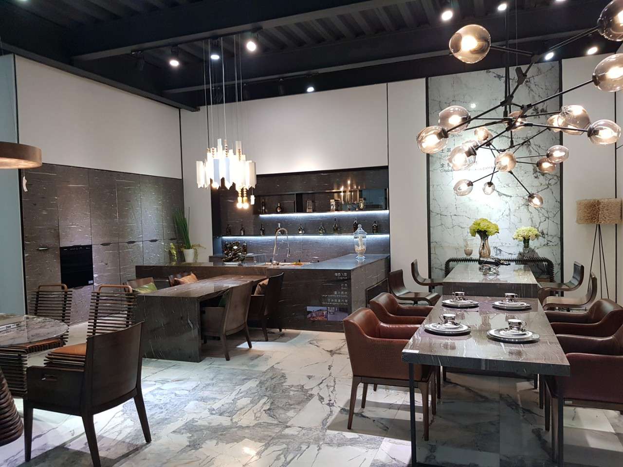 <p>Màu nâu tôn vinh vẻ đẹp tự nhiên, cổ điển.</p>
<p>Hầu hết những loại đá tự nhiên màu nâu đều mang vẻ đẹp của tự nhiên, mộc mạc và cổ điển. Nếu bạn là người yêu thích sự đơn giản và thích sống trong không gian của thiên nhiên, hơi hướng cổ xưa thì các bạn có thể chọn đá hoa cương màu nâu cho nhà bếp của mình. Vì gam màu nâu thường trầm ấm, chúng có thể giảm bớt đi không khí nóng bức, và tất nhiên bạn cũng sẽ cảm thấy dễ chịu khi bước vào không gian nội thất của ngôi nhà bạn.</p>